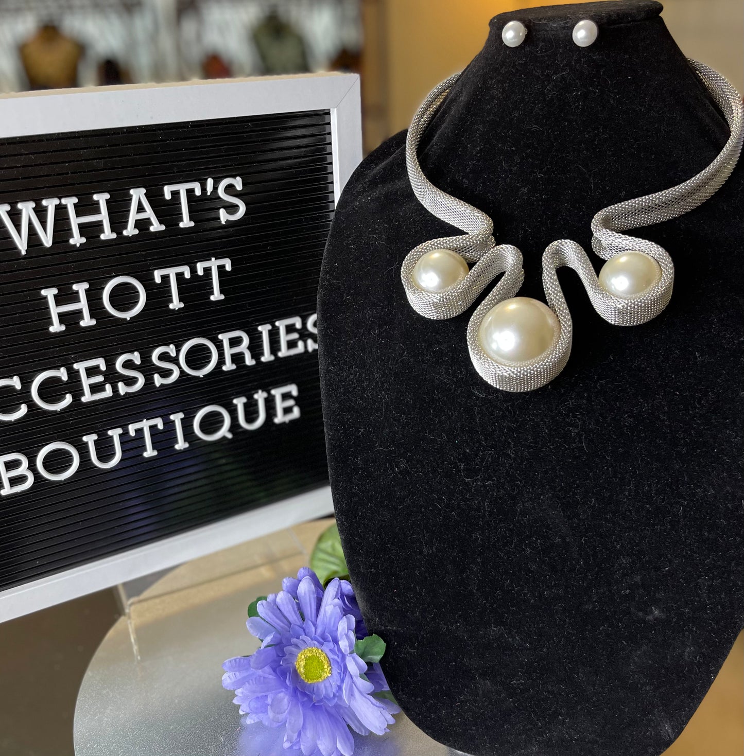 “AUBREY” SILVER MESH WIRED NECKLACE SET WITH CREAM PEARL DETAILS