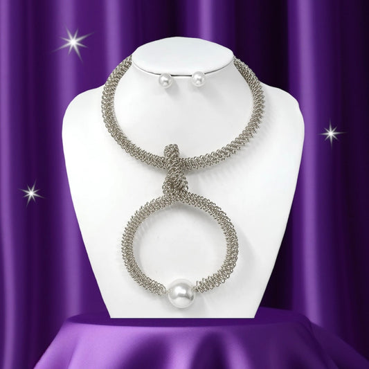 “MINDY” SILVER TWISTED METAL CHOKER NECKLACE WITH A HOOP PENDANT PEARL DETAIL