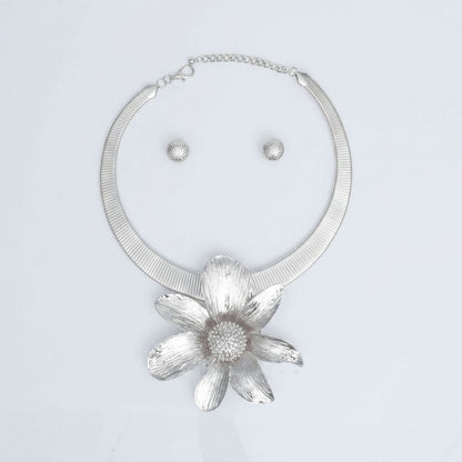 Pendant Silver Dimensional Flower Omega Necklace